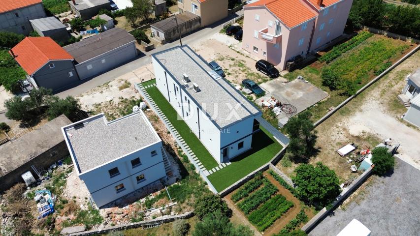 ZADAR, VRSI - Kompletno namještena dvojna kuća s pogledom na more i okućnicom! A