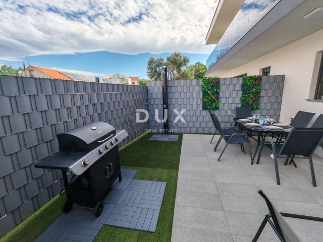 ZADAR, VRSI - Kompletno namještena dvojna kuća s pogledom na more i okućnicom! A