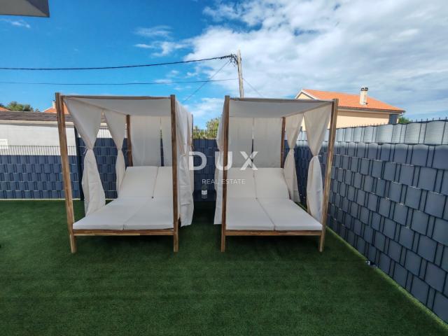 ZADAR, VRSI - Kompletno namještena dvojna kuća s pogledom na more i okućnicom! A