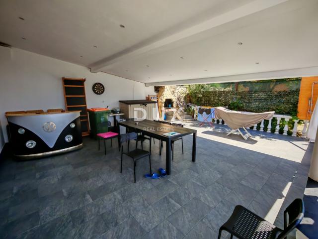 ZADAR, MASLENICA - Kuća s 4 apartmana, 10 spavaćih soba s pogledom na more!