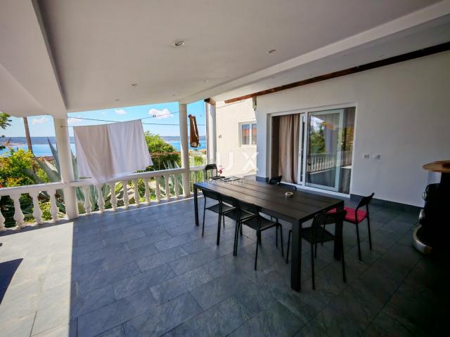 ZADAR, MASLENICA - Kuća s 4 apartmana, 10 spavaćih soba s pogledom na more!