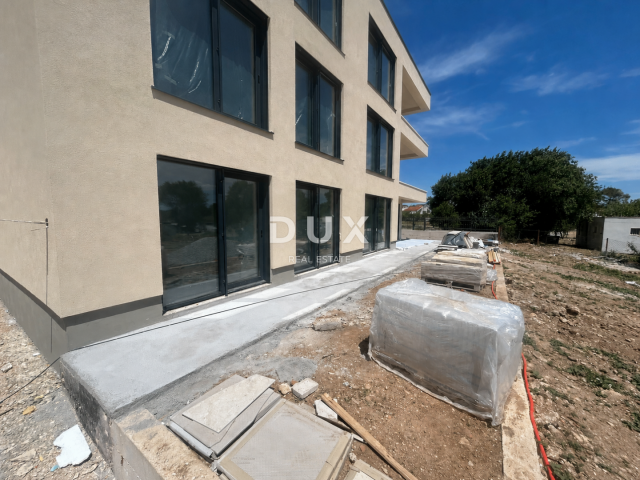 VODICE – 3SS+DB stan s vrtom i pogledom na more, 70 m od mora i plaže