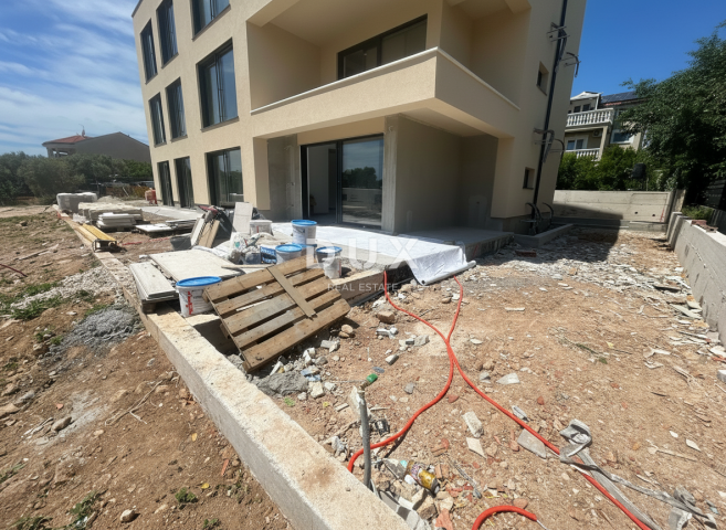 VODICE – 3SS+DB stan s vrtom i pogledom na more, 70 m od mora i plaže