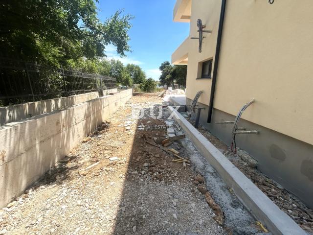 VODICE – 3SS+DB stan s vrtom i pogledom na more, 70 m od mora i plaže