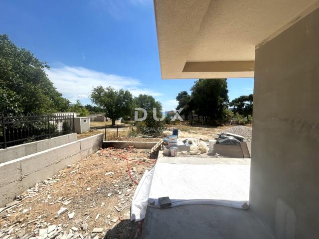 VODICE – 3SS+DB stan s vrtom i pogledom na more, 70 m od mora i plaže