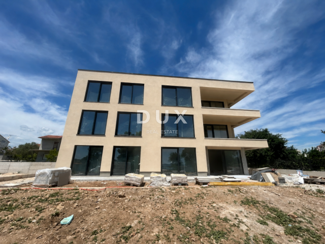 VODICE – 3SS+DB stan s terasom i pogledom na more, 70 m od mora i plaže