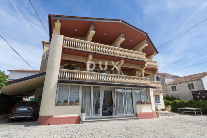 DALMACIJA, VODICE - Apartmanska kuća 