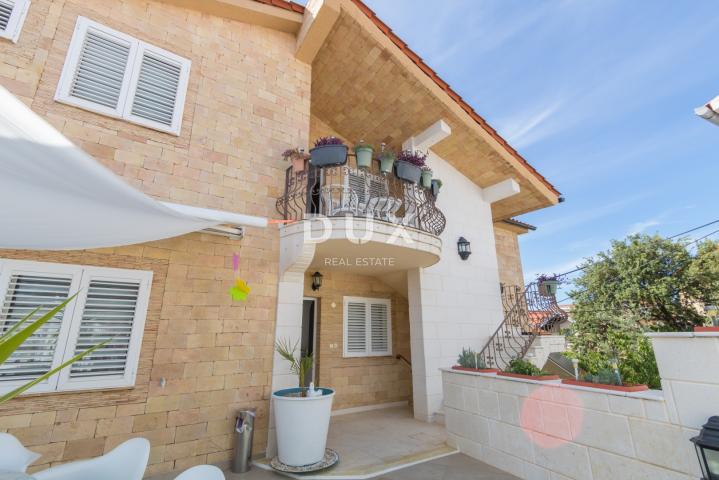 DALMACIJA, VODICE - Apartmanska kuća 