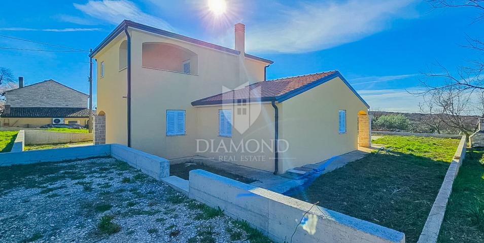 Kaštel! Samostojeća kuća sa bazenom i velikom okućnicom u izgradnji!