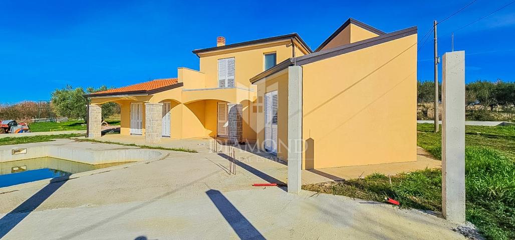 Kaštel! Samostojeća kuća sa bazenom i velikom okućnicom u izgradnji!