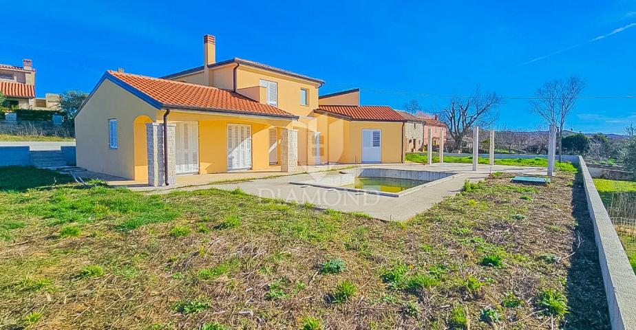 Kaštel! Samostojeća kuća sa bazenom i velikom okućnicom u izgradnji!