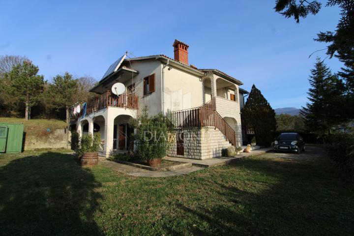 Kršan, okolica, obiteljska kuća u prekrasnoj prirodi