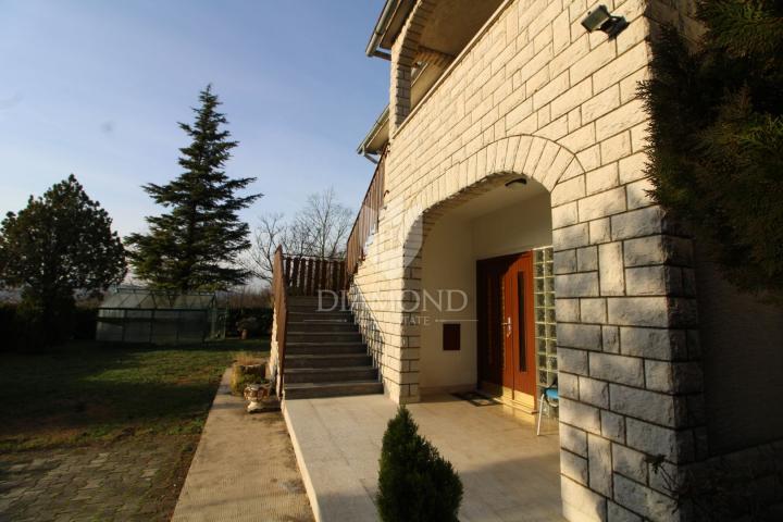 Kršan, okolica, obiteljska kuća u prekrasnoj prirodi