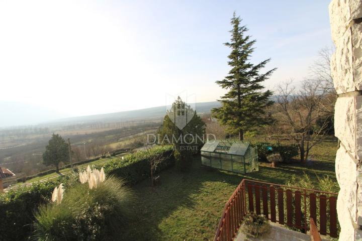 Kršan, okolica, obiteljska kuća u prekrasnoj prirodi
