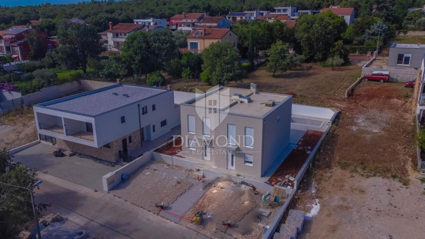 Umag, okolica, dvojna kuća s bazenom nedaleko mora!