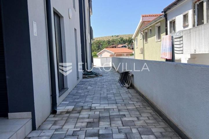 Vir, trosoban stan u prizemlju s vrtom na izvrsnoj lokaciji