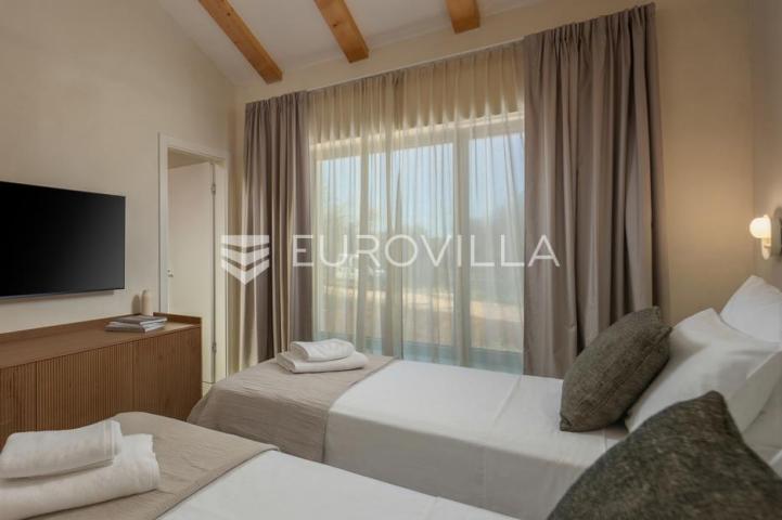 Istra, Labin, vrhunska moderna villa D, grijani bazen 48 m², 2365 m² uređene okućnice