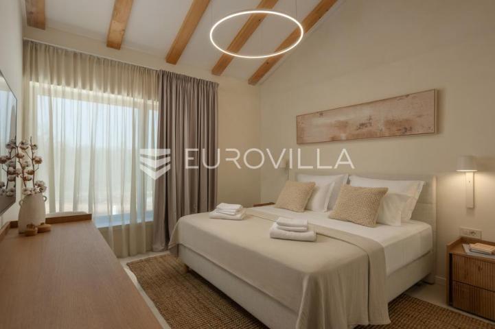 Istra, Labin, vrhunska moderna villa D, grijani bazen 48 m², 2365 m² uređene okućnice