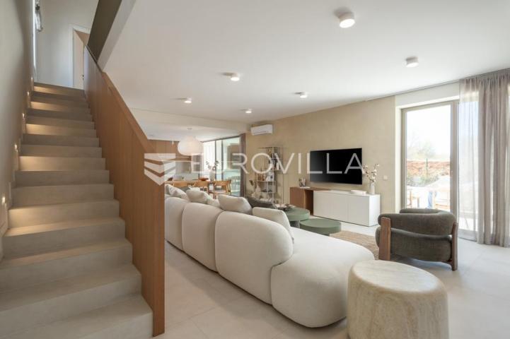 Istra, Labin, vrhunska moderna villa D, grijani bazen 48 m², 2365 m² uređene okućnice