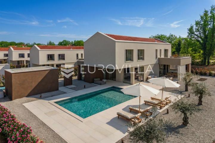 Istra, Labin, vrhunska moderna villa D, grijani bazen 48 m², 2365 m² uređene okućnice