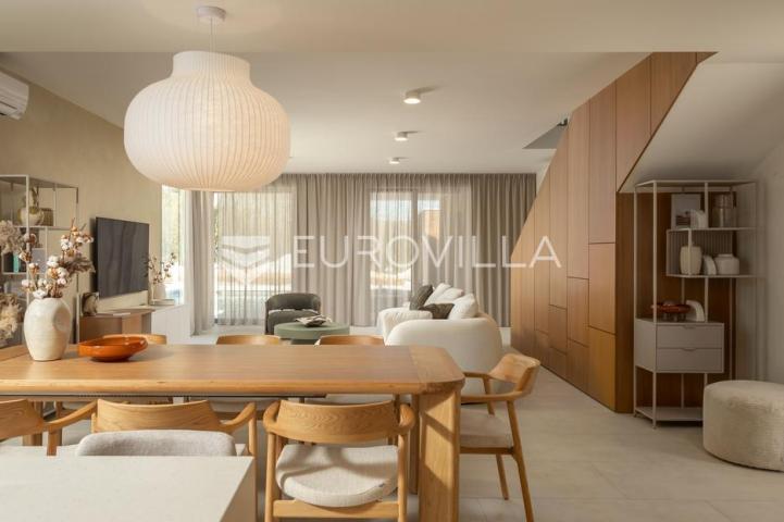 Istra, Labin, vrhunska moderna villa D, grijani bazen 48 m², 2365 m² uređene okućnice