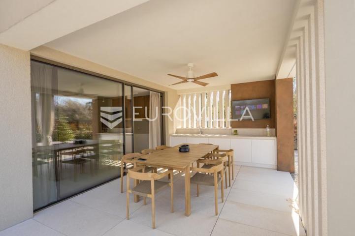 Istra, Labin, vrhunska moderna villa D, grijani bazen 48 m², 2365 m² uređene okućnice