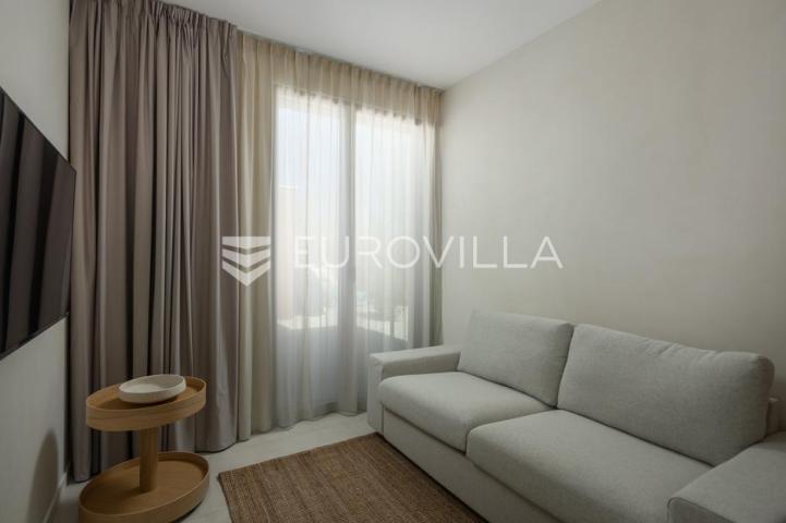 Istra, Labin, vrhunska moderna villa D, grijani bazen 48 m², 2365 m² uređene okućnice