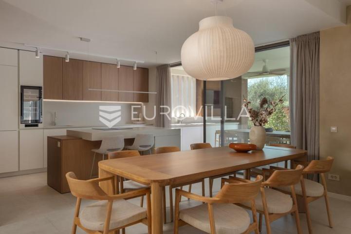 Istra, Labin, vrhunska moderna villa D, grijani bazen 48 m², 2365 m² uređene okućnice