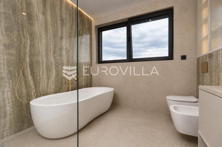 Kostrena, Rožići, ekskluzivan penthouse 200 m², panoramski pogled na more