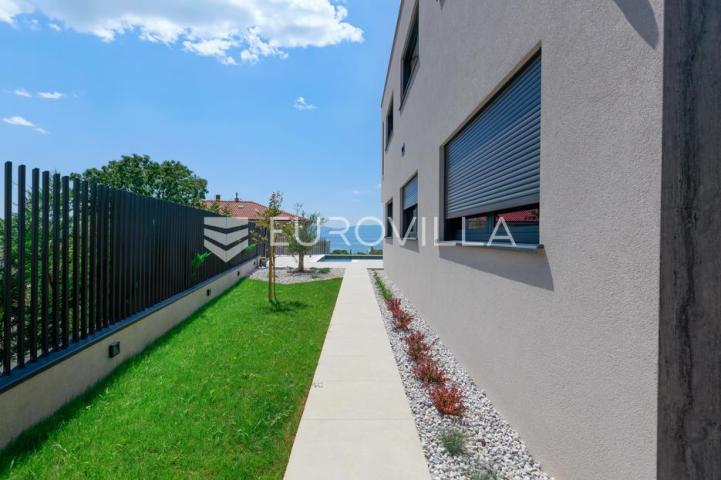 Kostrena, Rožići, ekskluzivan penthouse 200 m², panoramski pogled na more