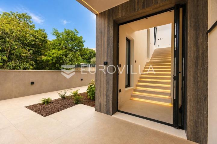 Kostrena, Rožići, ekskluzivan penthouse 200 m², panoramski pogled na more