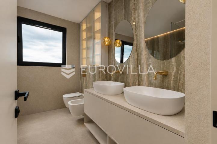 Kostrena, Rožići, ekskluzivan penthouse 200 m², panoramski pogled na more
