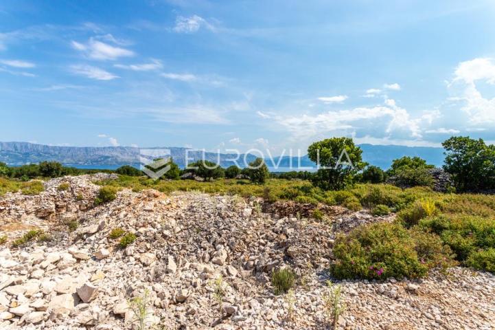 Pučišća, otok Brač, INVESTICIJA građevno zemljište ukupne površine 10.436 m² s građevinskom dozvolom