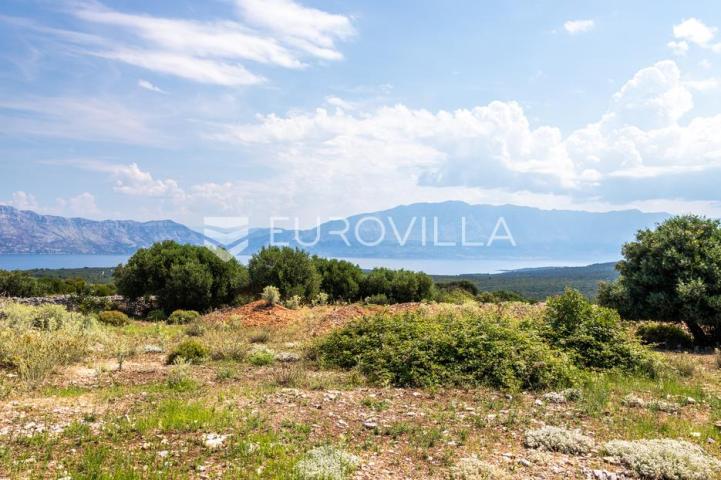 Pučišća, otok Brač, INVESTICIJA građevno zemljište ukupne površine 10.436 m² s građevinskom dozvolom