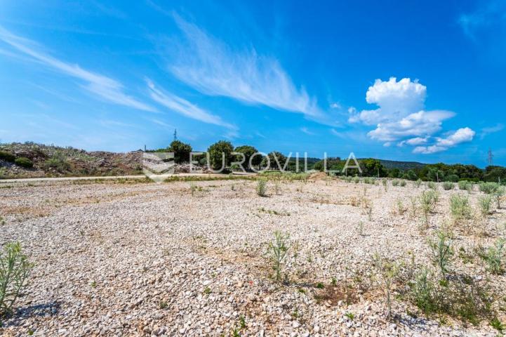 Pučišća, otok Brač, INVESTICIJA građevno zemljište ukupne površine 10.436 m² s građevinskom dozvolom