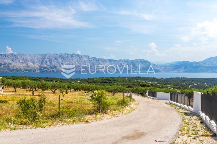 Pučišća, otok Brač, INVESTICIJA građevno zemljište ukupne površine 10.436 m² s građevinskom dozvolom
