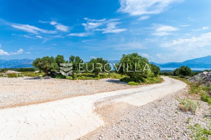 Pučišća, otok Brač, INVESTICIJA građevno zemljište ukupne površine 10.436 m² s građevinskom dozvolom
