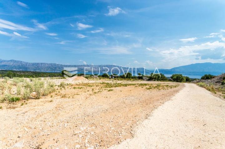 Pučišća, otok Brač, INVESTICIJA građevno zemljište ukupne površine 10.436 m² s građevinskom dozvolom
