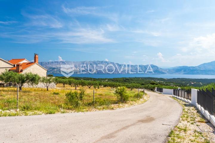 Pučišća, otok Brač, INVESTICIJA građevno zemljište ukupne površine 10.436 m² s građevinskom dozvolom