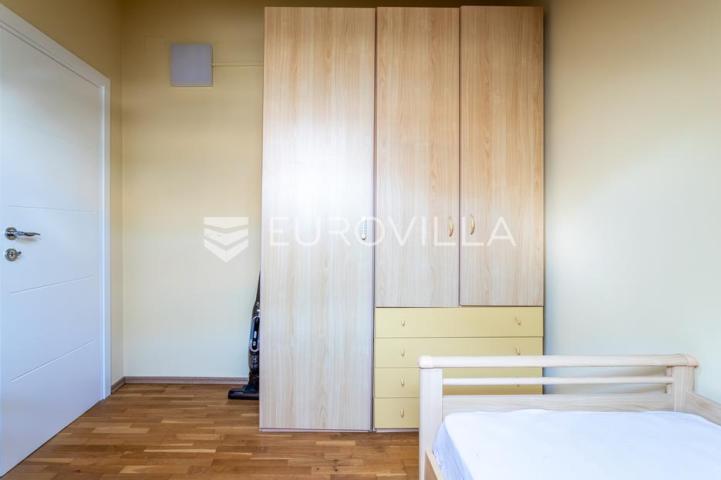 Makarska, Zelenka, trosoban stan s pogledom na more