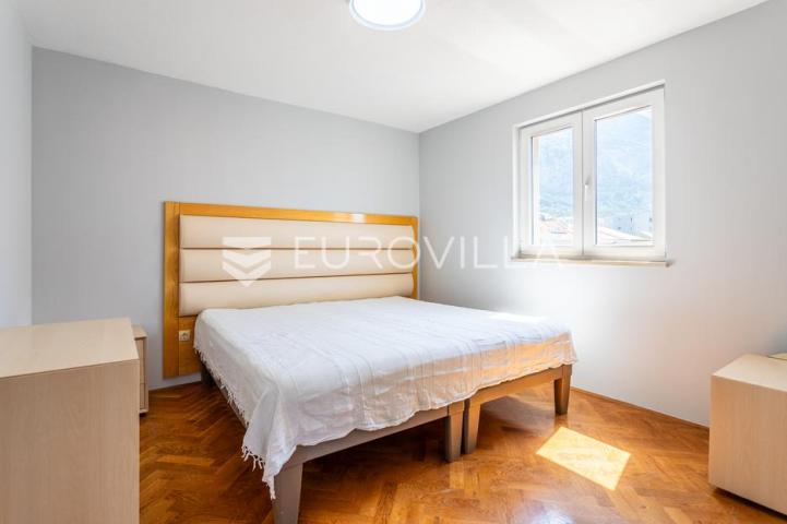 Makarska, Zelenka, trosoban stan s pogledom na more