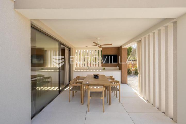 Istra, Labin, vrhunska moderna villa C, grijani bazen 48 m², 2386 m² uređene okućnice
