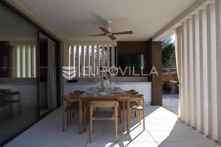 Istra, Labin, vrhunska moderna villa C, grijani bazen 48 m², 2386 m² uređene okućnice