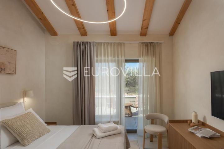 Istra, Labin, vrhunska moderna villa C, grijani bazen 48 m², 2386 m² uređene okućnice