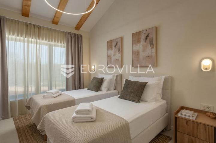 Istra, Labin, vrhunska moderna villa C, grijani bazen 48 m², 2386 m² uređene okućnice