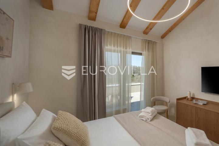 Istra, Labin, vrhunska moderna villa C, grijani bazen 48 m², 2386 m² uređene okućnice