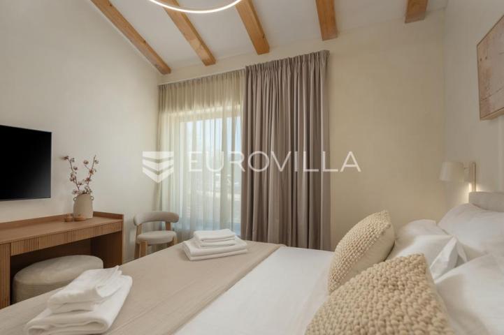 Istra, Labin, vrhunska moderna villa C, grijani bazen 48 m², 2386 m² uređene okućnice