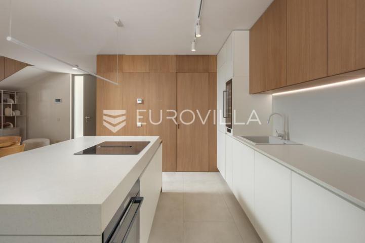 Istra, Labin, vrhunska moderna villa C, grijani bazen 48 m², 2386 m² uređene okućnice
