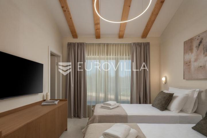 Istra, Labin, vrhunska moderna villa C, grijani bazen 48 m², 2386 m² uređene okućnice