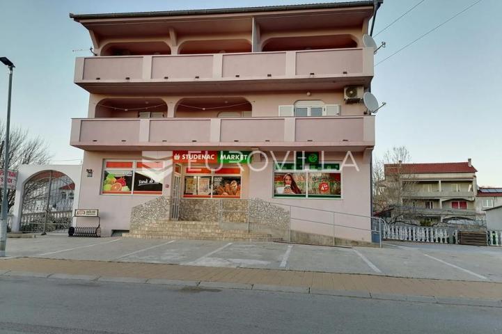 Otok Rab, Lopar, višenamjenska kuća s poslovnom i stambenom namjenom na atraktivnoj lokaciji